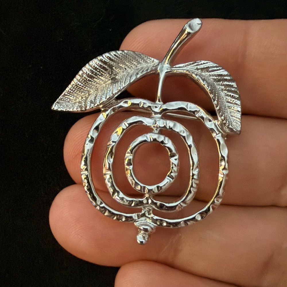Vintage 1972 Sarah Coventry apple flower brooch in silver-tone metal